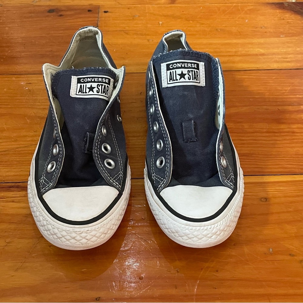Size 7 Convers worn once navy blue without laces